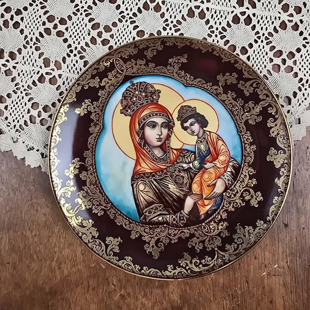 Assiette décorative Madonna à l’Enfant Bradford Exchange 1996 numérotée 5713, vue de dessus sur table en bois et napperon