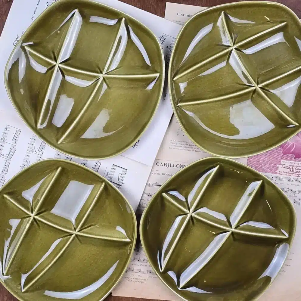 Ensemble d’assiettes Salins vertes compartimentées en présentation.