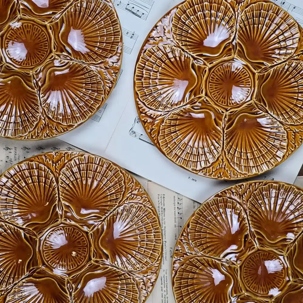 Lot de 4 assiettes à huîtres marron vintage barbotine – vue générale dessus