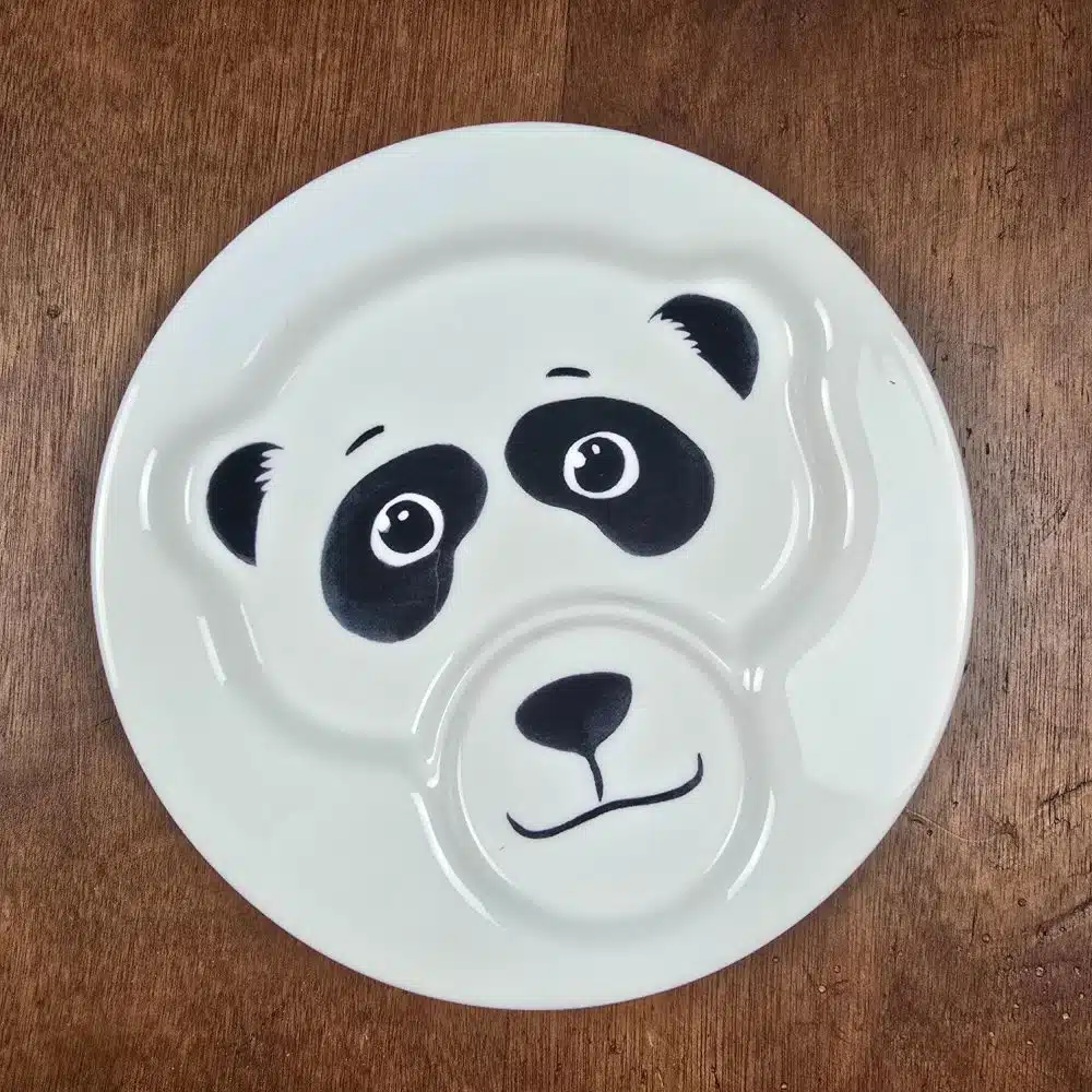 Assiette en porcelaine Villeroy & Boch, collection Animal Friends, décor tête de panda vue de dessus.
