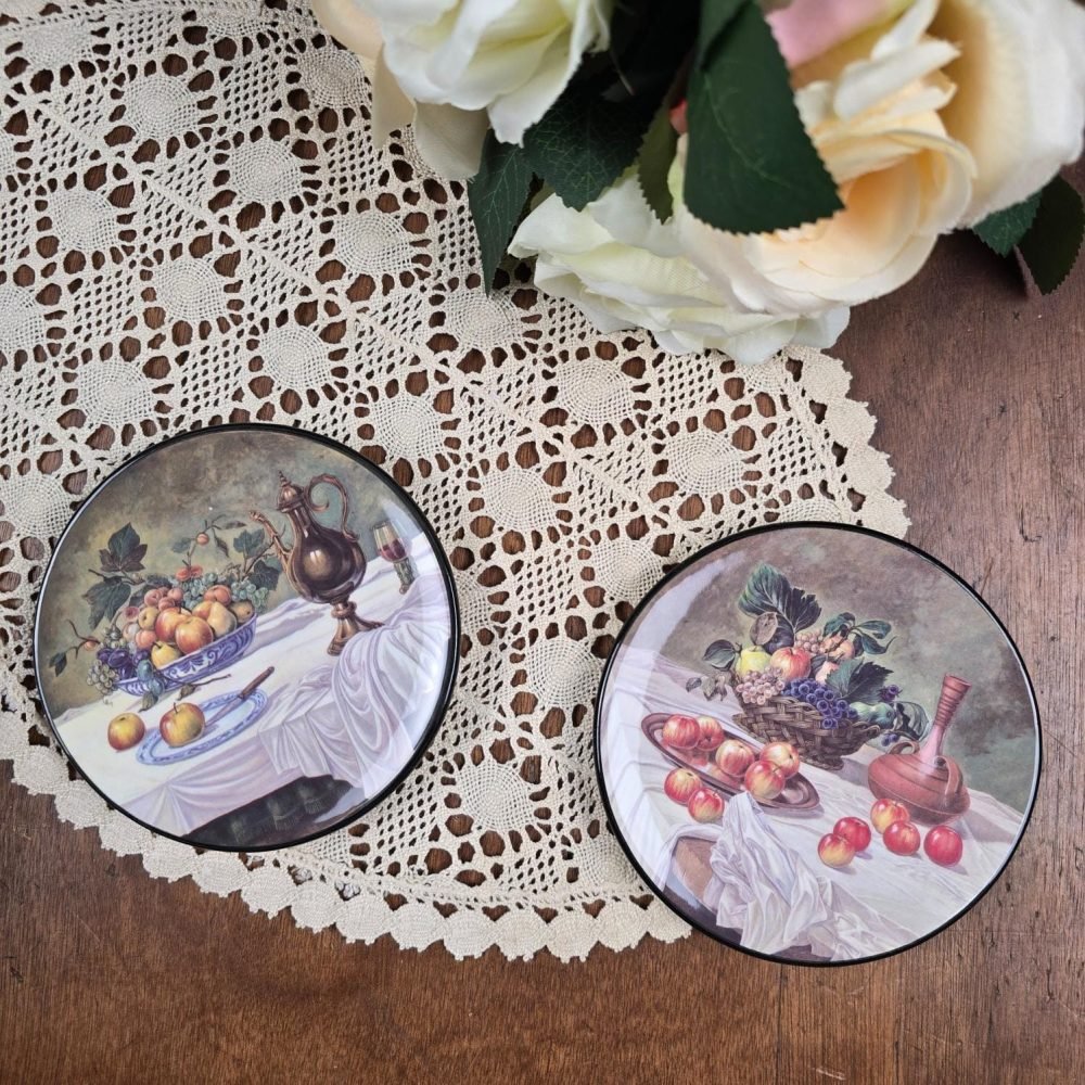 Lot de 2 assiettes décoratives CERAPLAT Espagne – Natures mortes sur table en bois