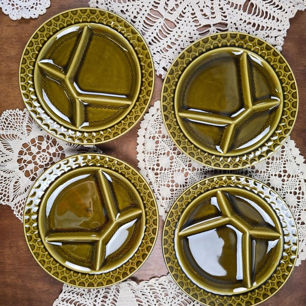 Lot de 4 assiettes à fondue Sarreguemines vintage – Vert olive rétro sur table en bois et napperons