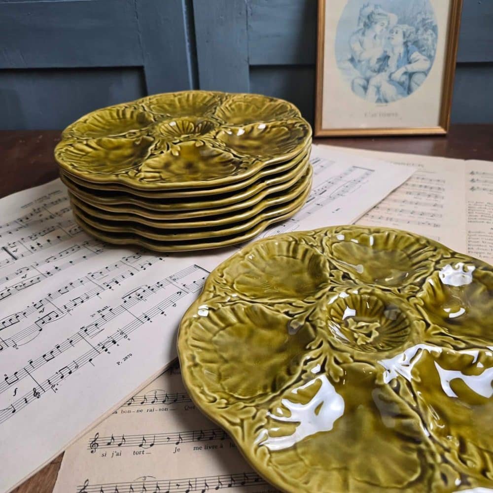 Composition d’ensemble du lot sur fond de partitions anciennes, ambiance rétro et chaleureuse.