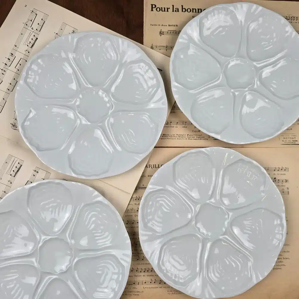 Lot de 4 assiettes à huîtres vintage Limoges France en porcelaine blanche – vue d’ensemble