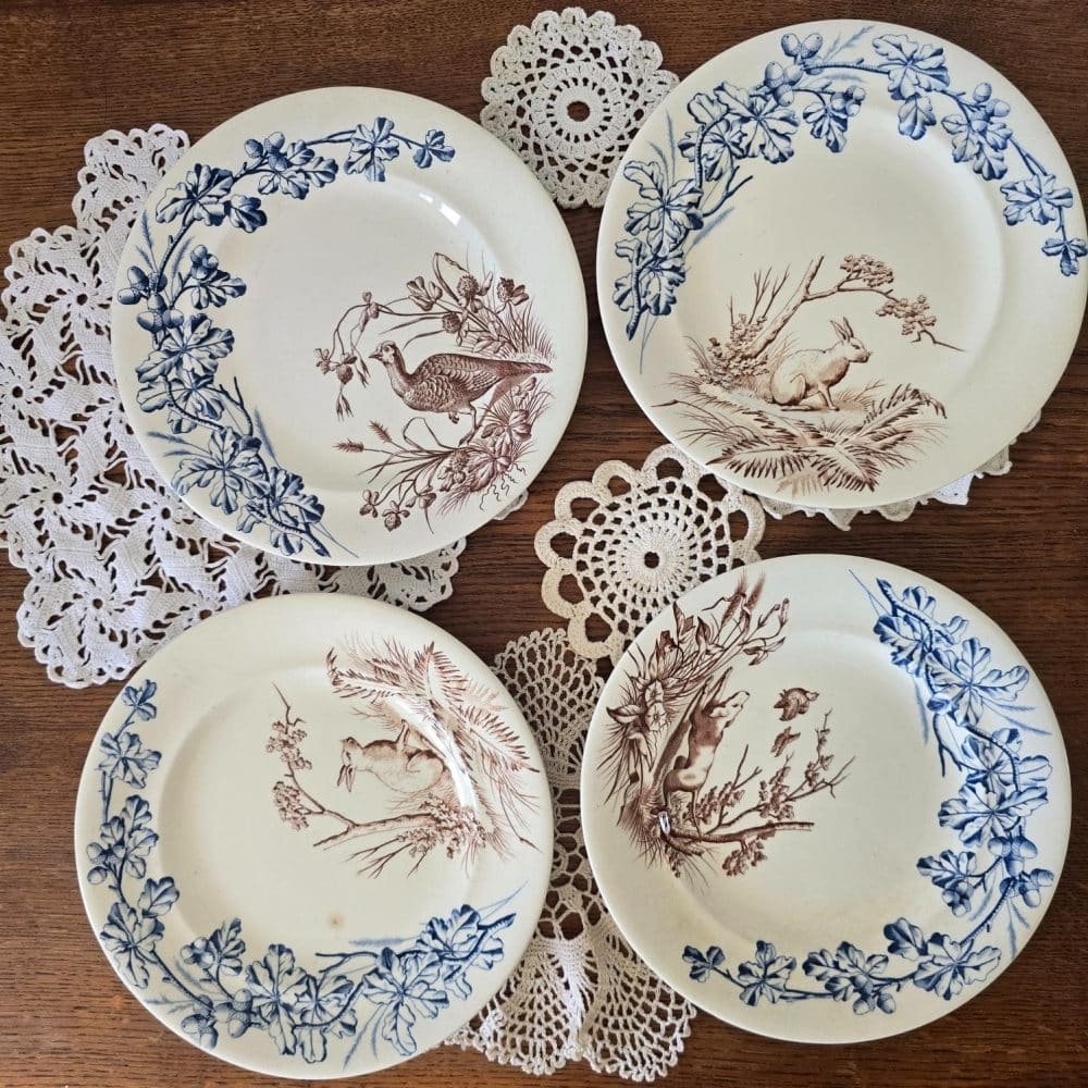 Lot de 4 assiettes Terre de Fer J.S. & Cie Clairefontaine modèle Chasse XIXᵉ.