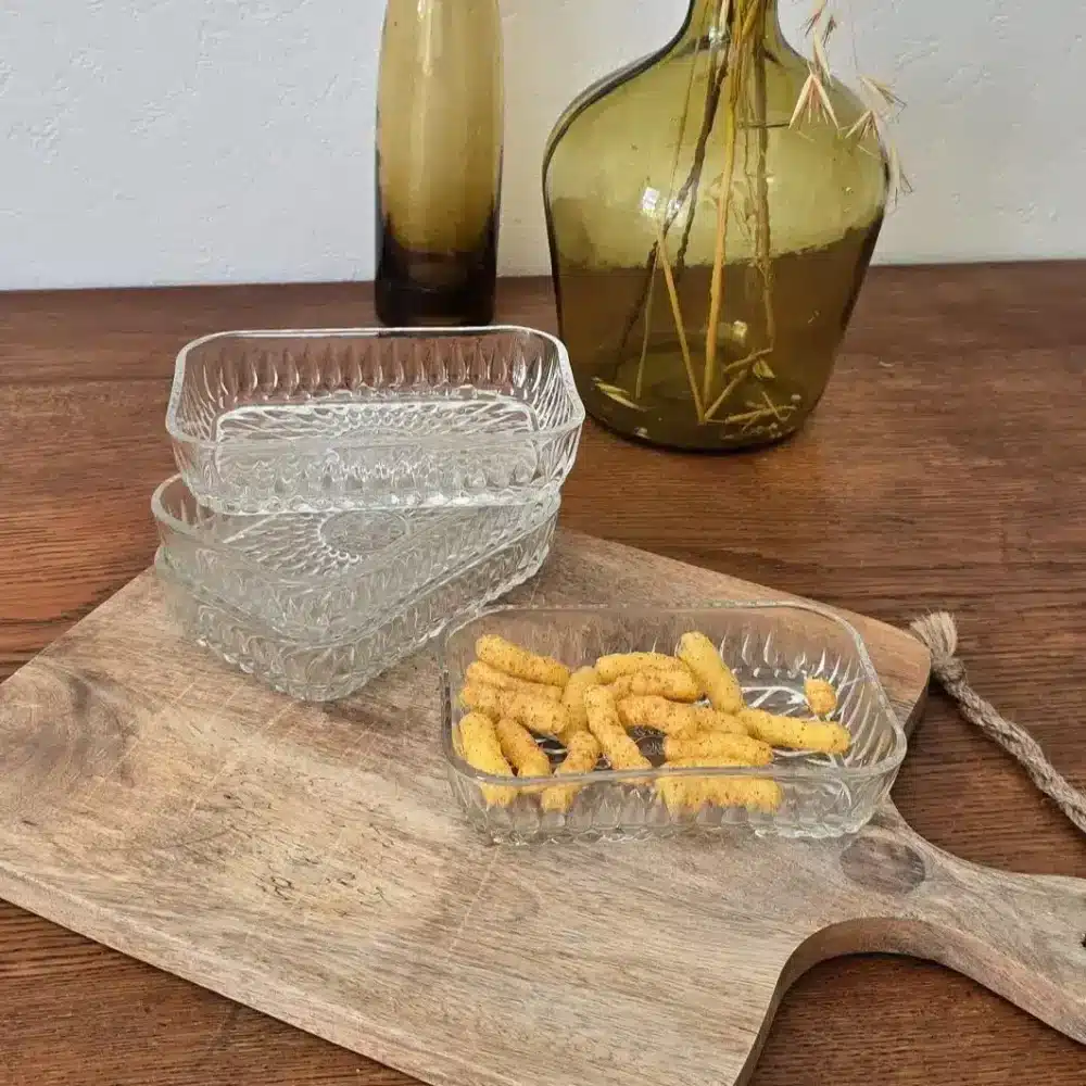 Ramequins Duralex Lesieur vintage détournés en coupelles apéritif avec gâteaux salés