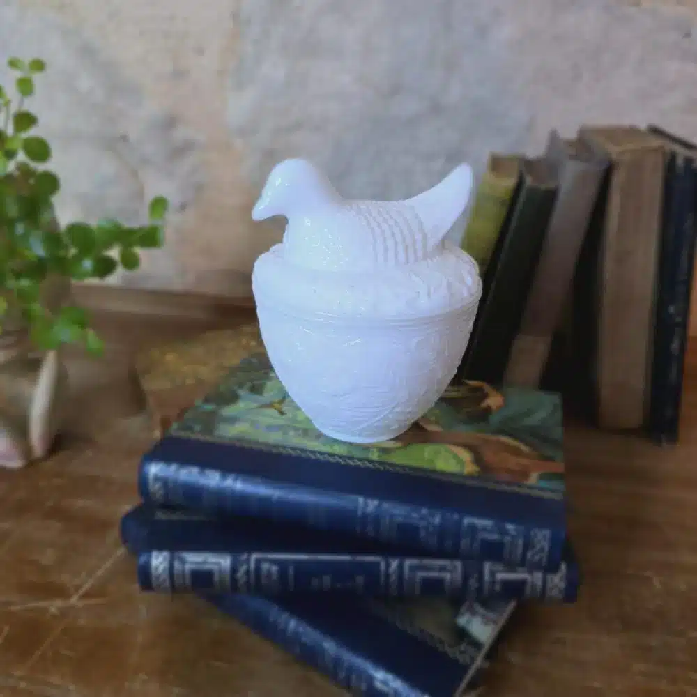 Boîte Avon vintage en opaline blanche en forme d’oiseau sur nid – vue de face