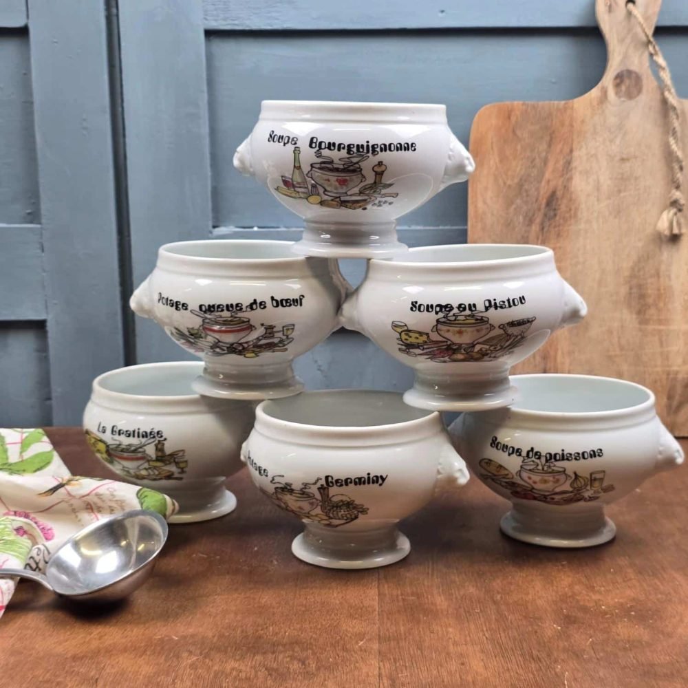 Six bols à soupe rétro en porcelaine disposés en pyramide, avec leurs illustrations de recettes