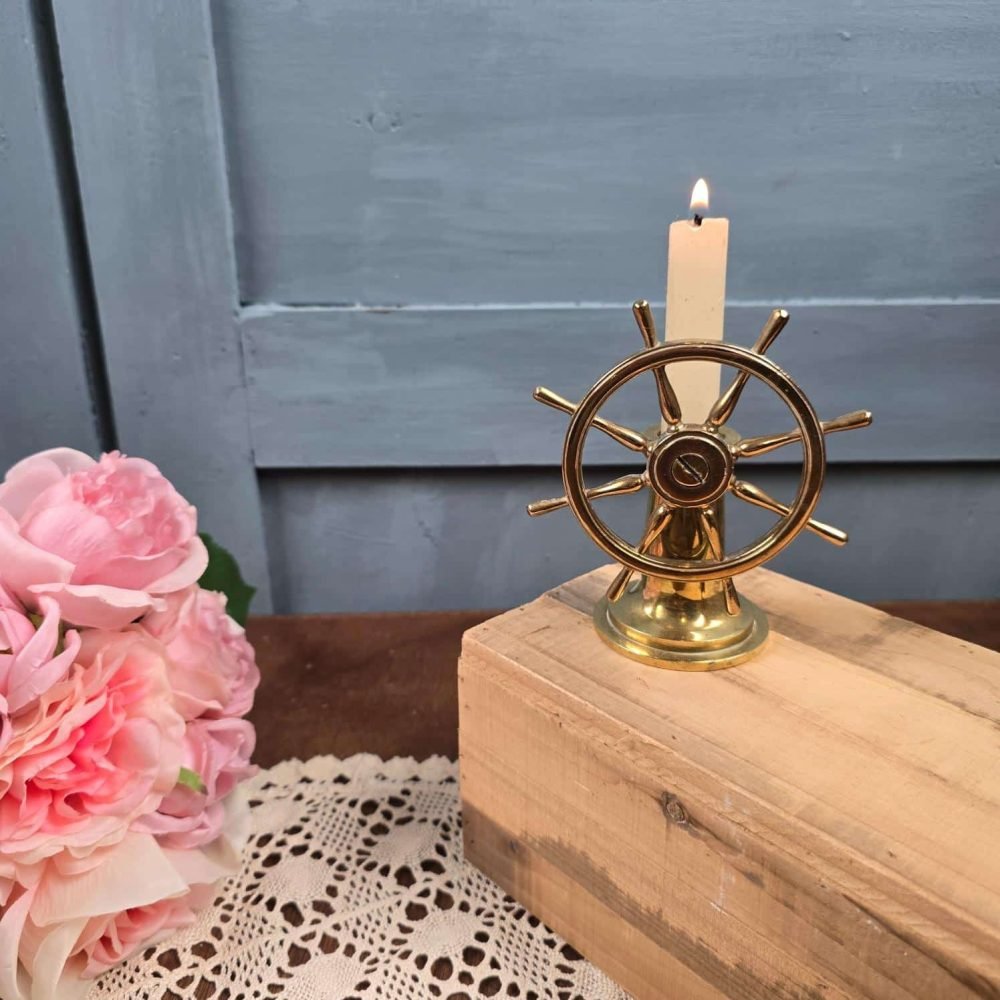Bougeoir marin en laiton forme gouvernail – Chandelier nautique vintage, bougie allumée