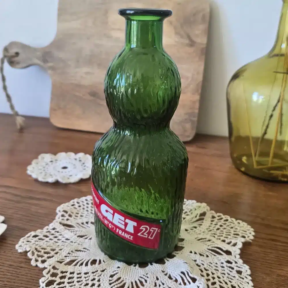 Vue rapprochée bouteille Get 27 vintage, idéale comme vase ou déco bar.