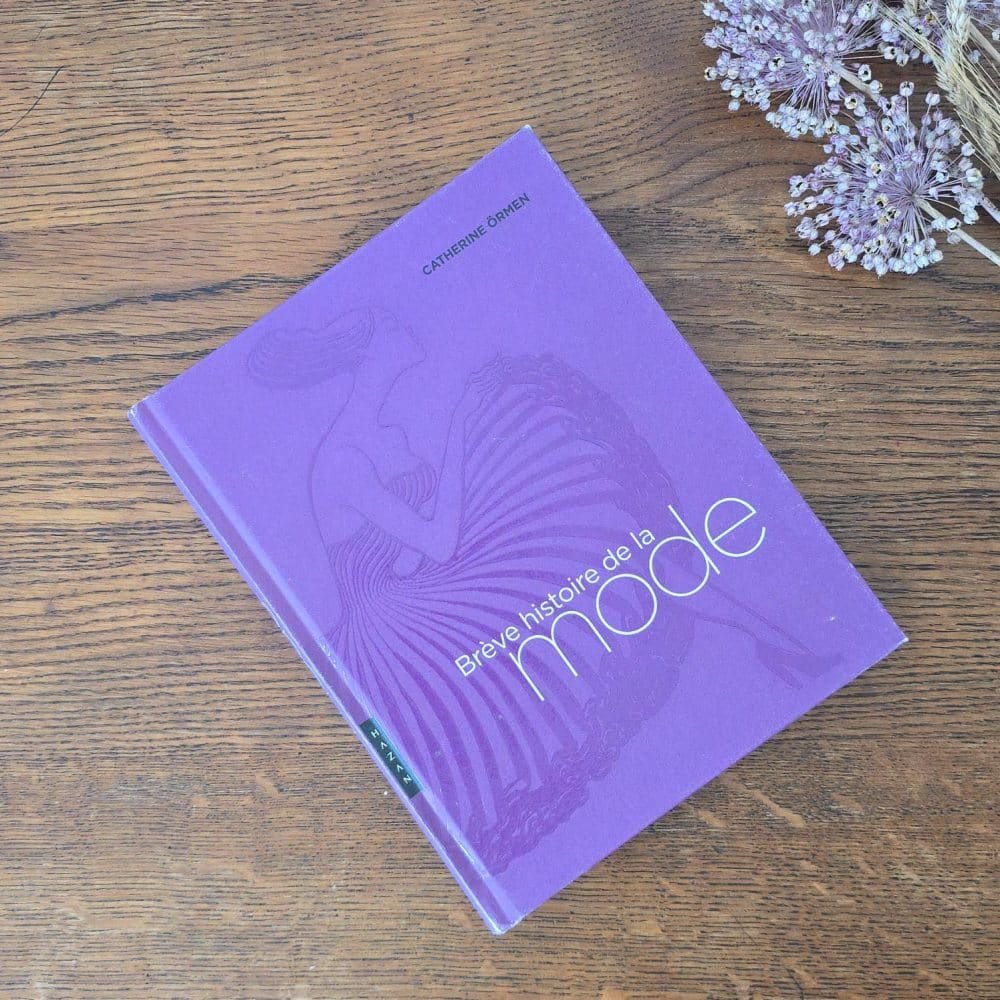 Couverture du livre violet "Brève histoire de la mode" de Catherine Örmen, Éditions Hazan 2011