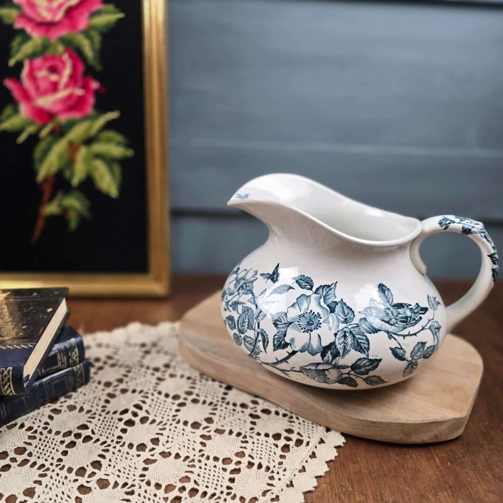 Broc à eau joufflu fleuri décor oiseaux bleus vintage, ambiance vintage