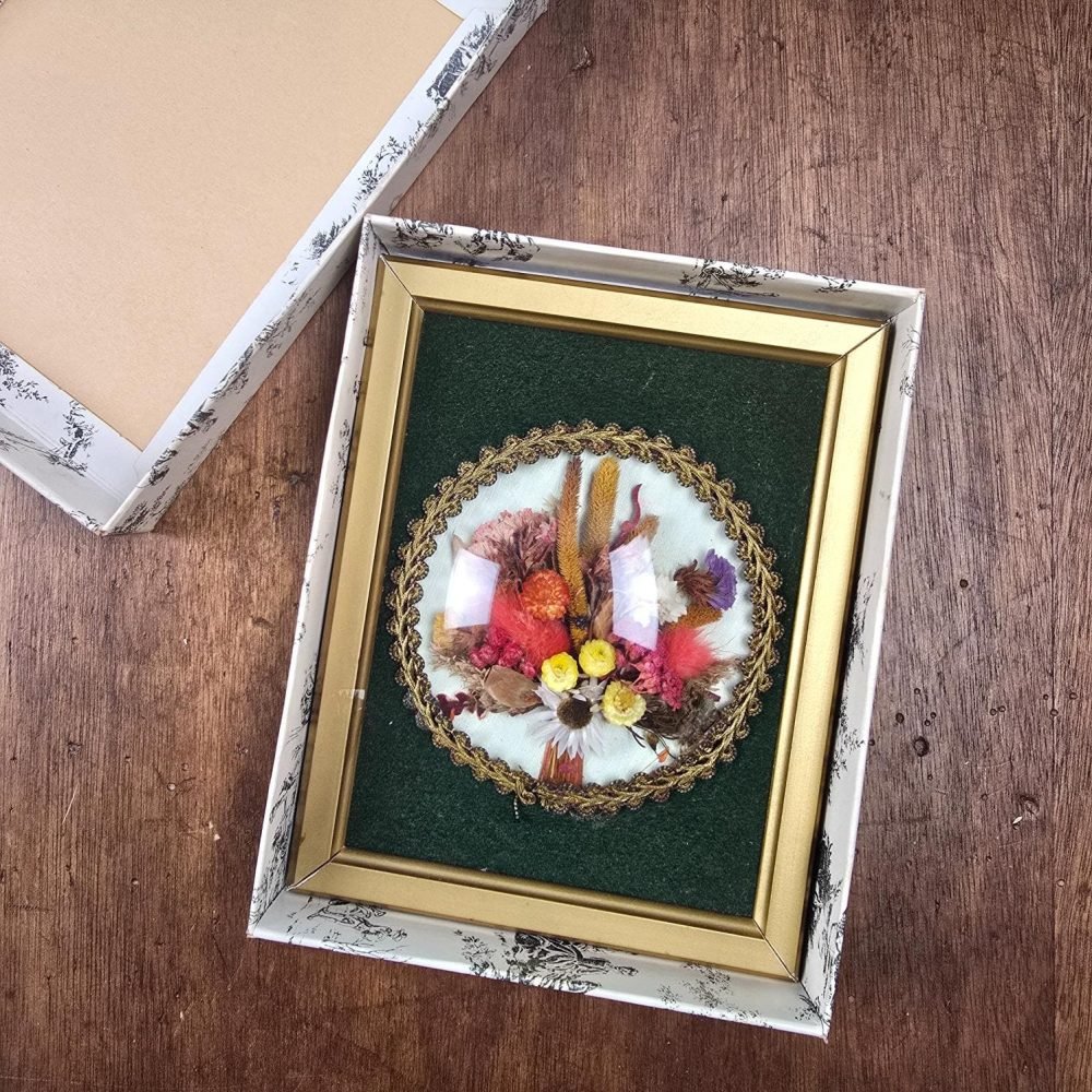 Cadre bombé fleurs séchées dans son écrin d’origine, vue de trois-quarts