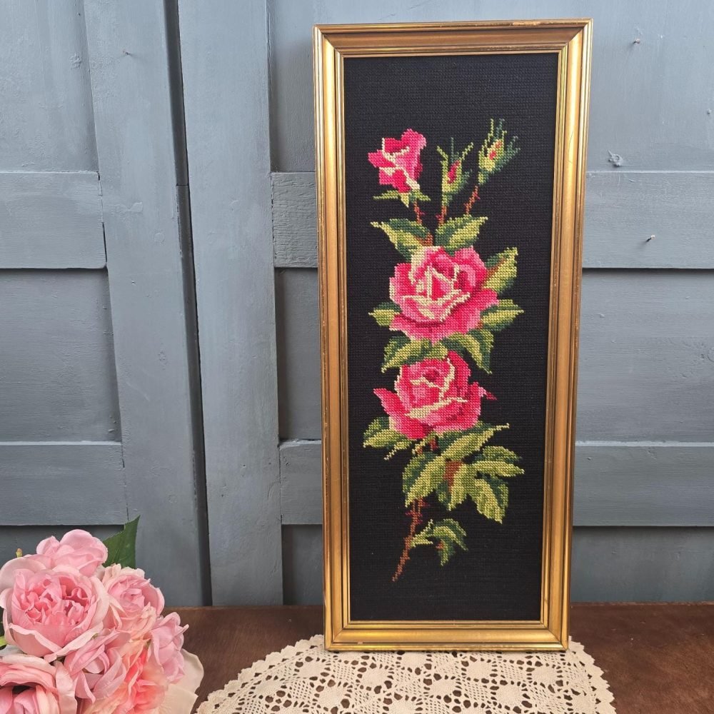 Cadre vintage canevas aux roses roses sur fond noir ambiance vintage
