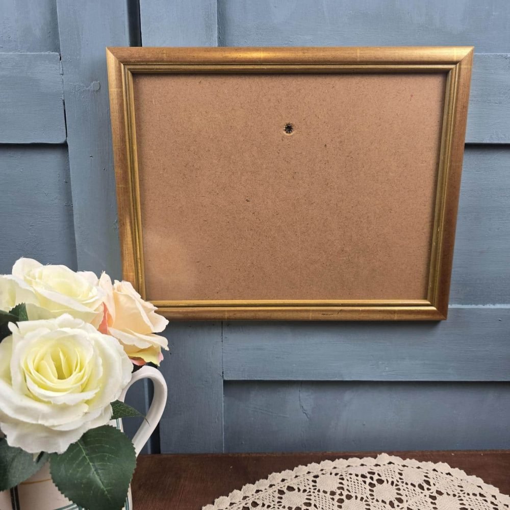 Cadre vintage en bois doré, ambiance vintage et romantique