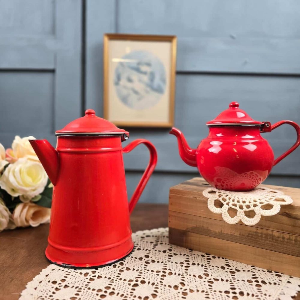 Ensemble cafetière et théière anciennes en tôle émaillée rouge, ambiance vintage