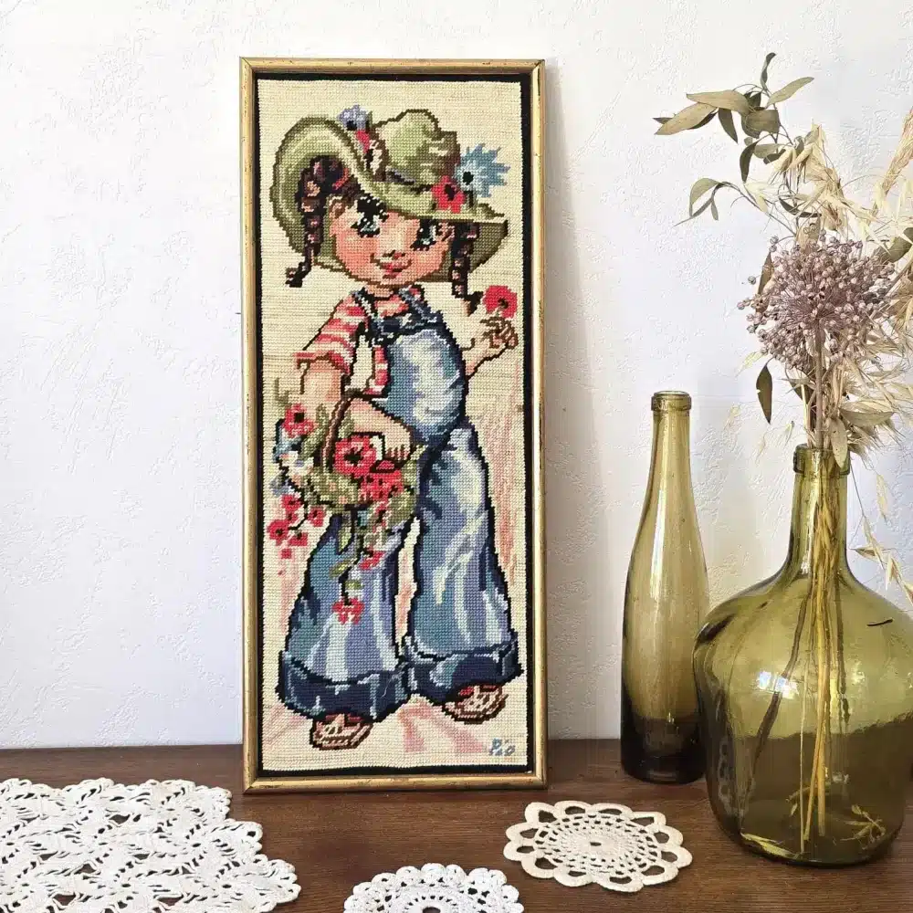 Canevas vintage signé Pio représentant une fille au chapeau et aux fleurs – Royal Paris