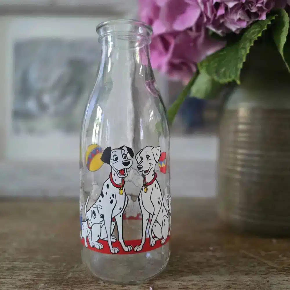 Autre angle de vue rapproché sur le décor dalmatien de la carafe en verre, mettant en valeur la brillance du matériau.