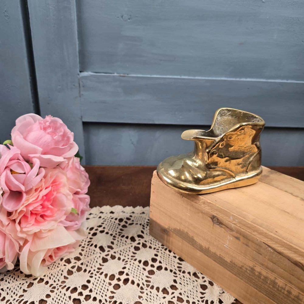 Chaussure vintage en laiton doré – ambiance vintage