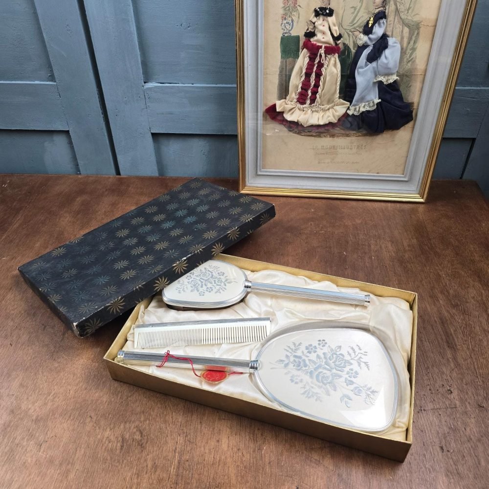 Coffret ancien brosse, miroir et peigne Mascot London ouvert, présenté avec son écrin et son tissu d’origine