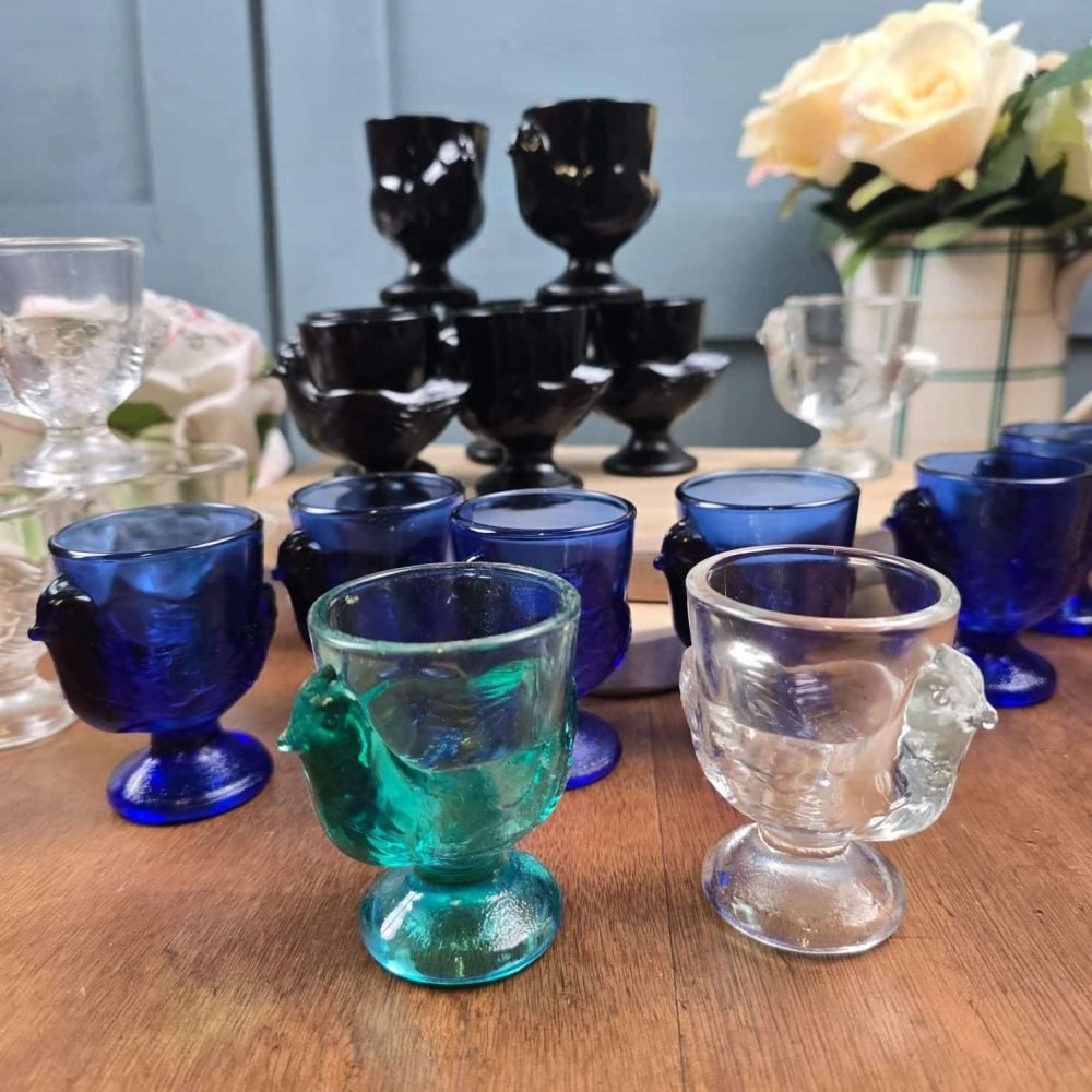 Lot de coquetiers vintage en verre moulé forme poule couleurs assorties