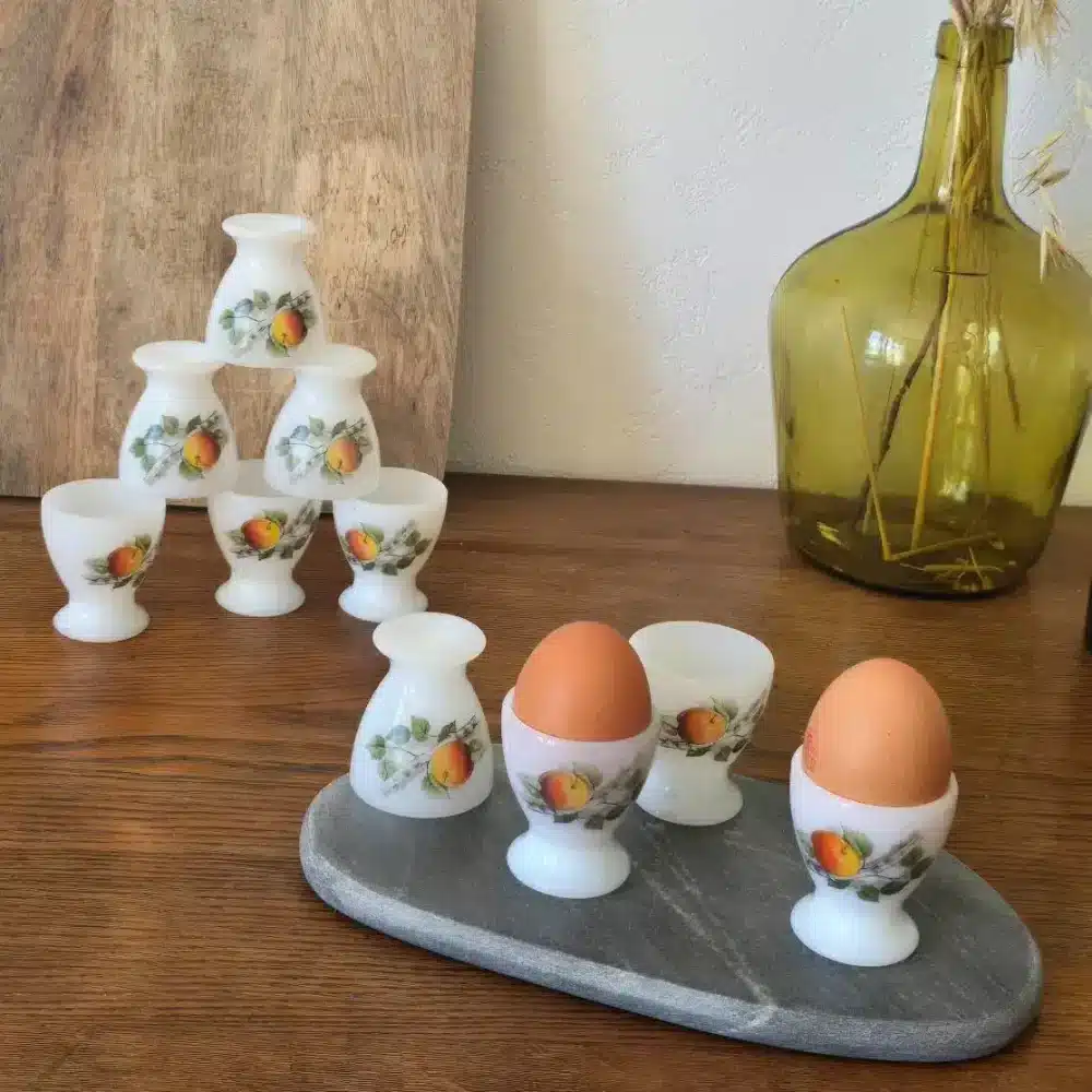 Ensemble de coquetiers vintage en verre opale style Arcopal décor pomme