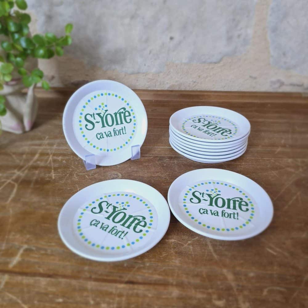 Vue d'ensemble des coupelles St-Yorre alignées sur bois – style rétro cuisine