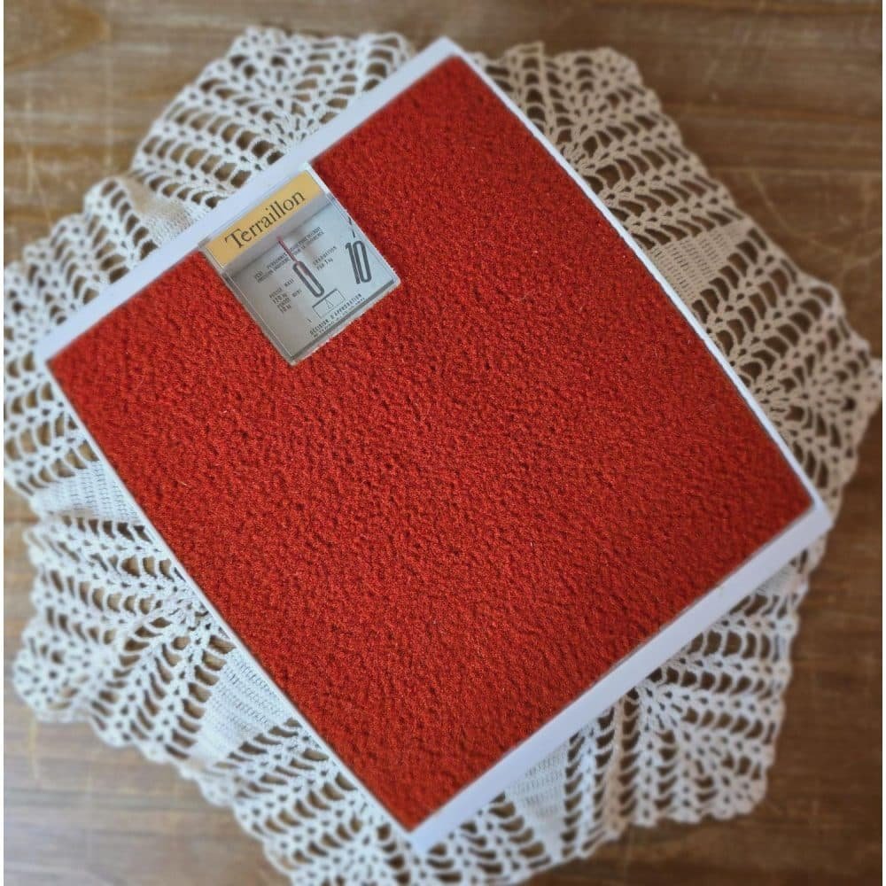 decoretro-balance-terraillon-moquette-rouge-04