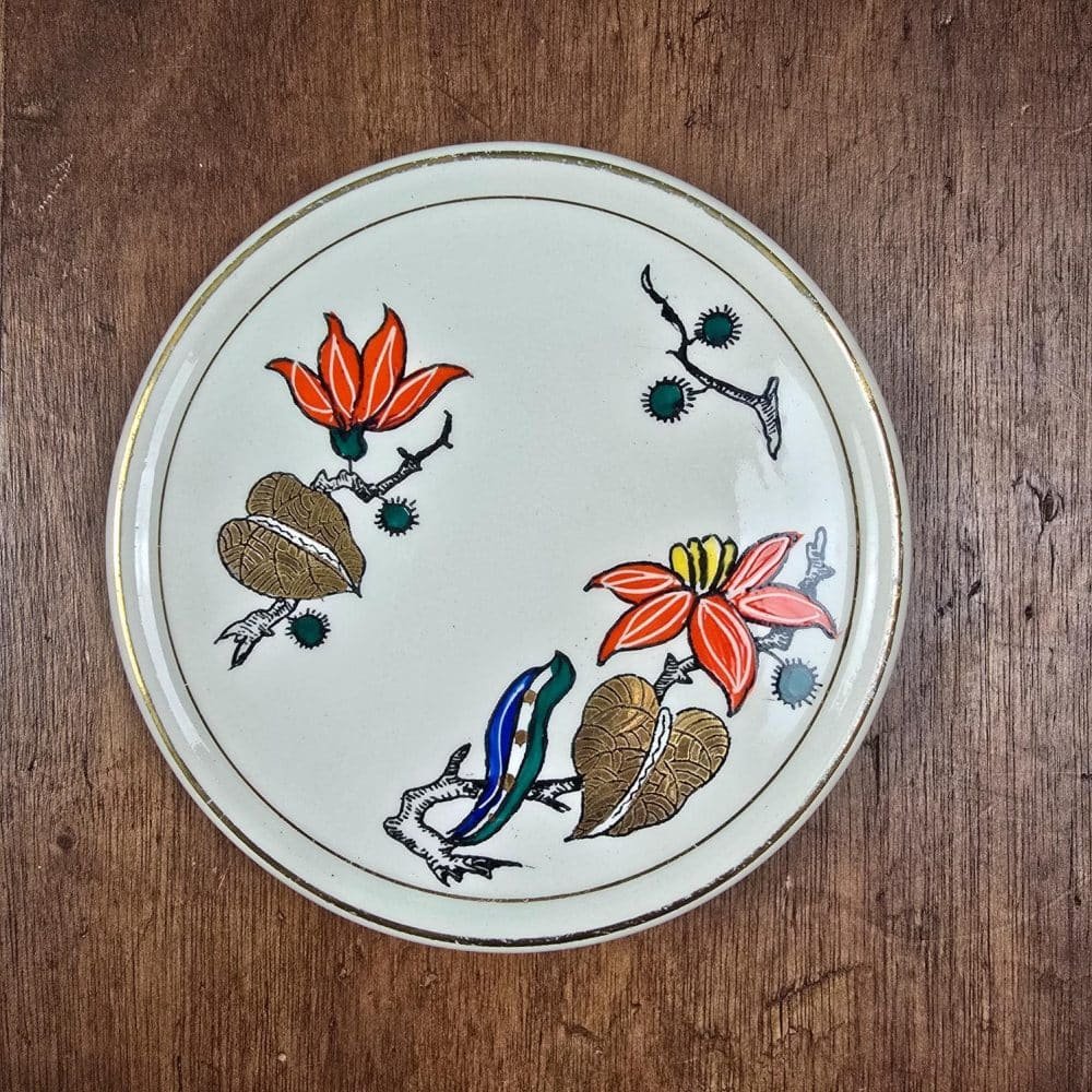 Dessous de bouteille Longwy Val d’Or vu de dessus, décor floral coloré peint à la main.