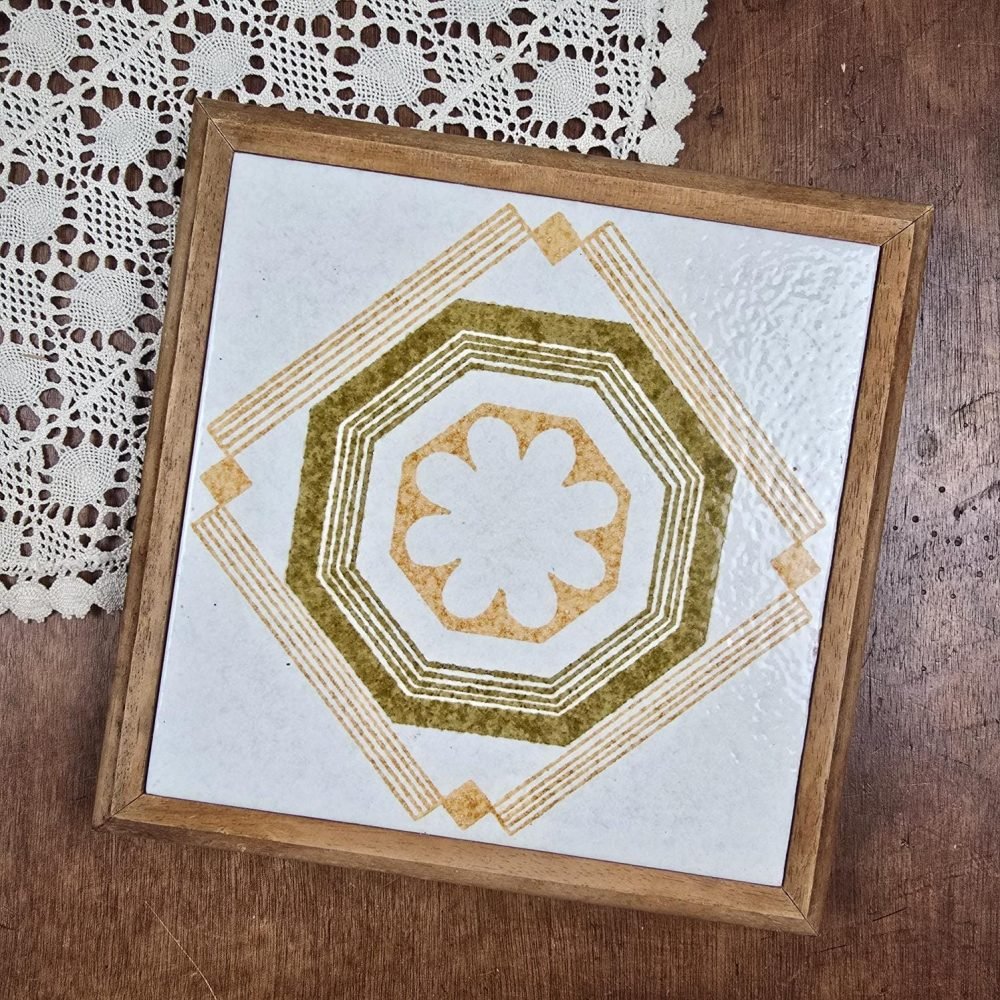 Dessous de plat vintage Made in Italy en céramique, vue de dessus sur table en bois et napperon
