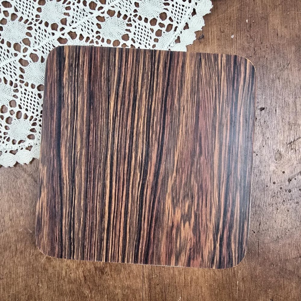 Dessous de plat vintage imitation bois, stratifié rétro style formica, vue de dessus sur table en bois