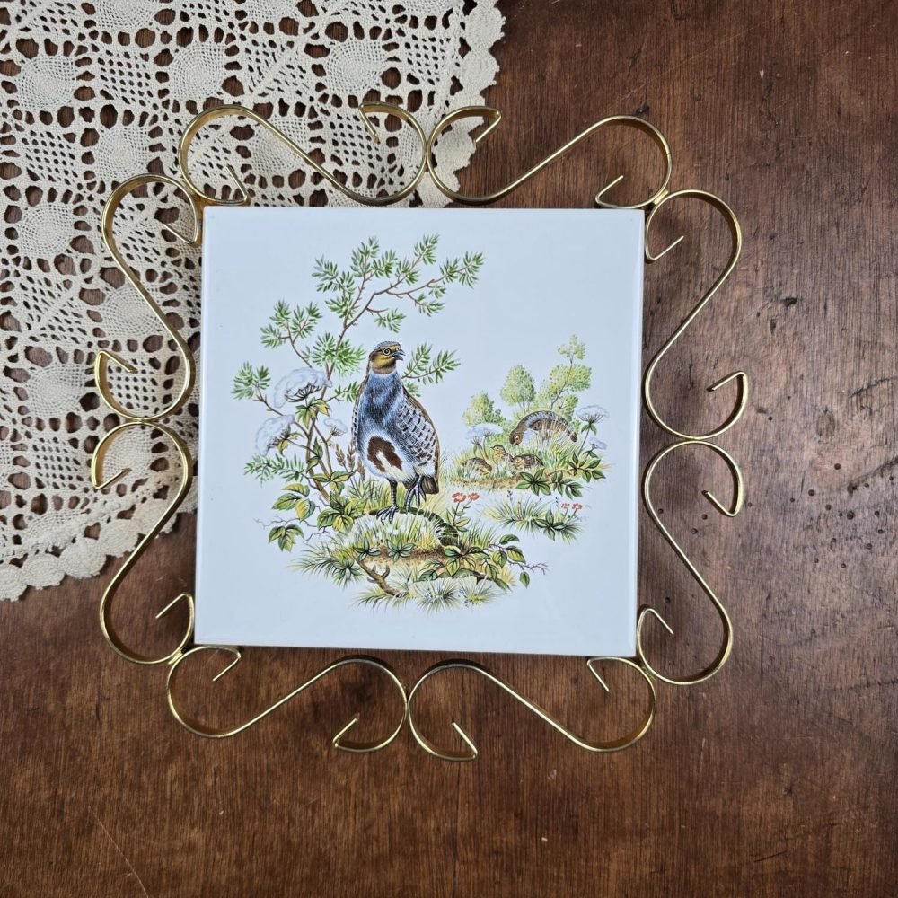 Dessous de plat vintage Villeroy & Boch, décor chasse : perdrix et ses petits, vue de dessus sur table en bois et napperon