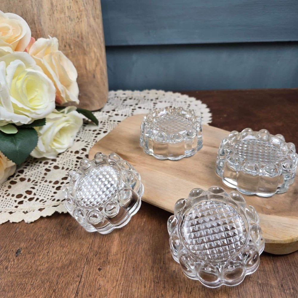 Lot de 4 dessous de pieds de piano ou meuble anciens en verre moulé, ambiance vintage