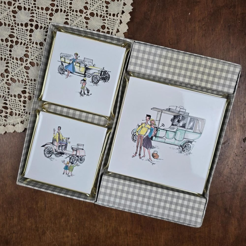 Ensemble de 3 dessous de plat vintage Gien – Décor Voiture rétro, enfant & couple, vu de dessus sur table en bois et napperon