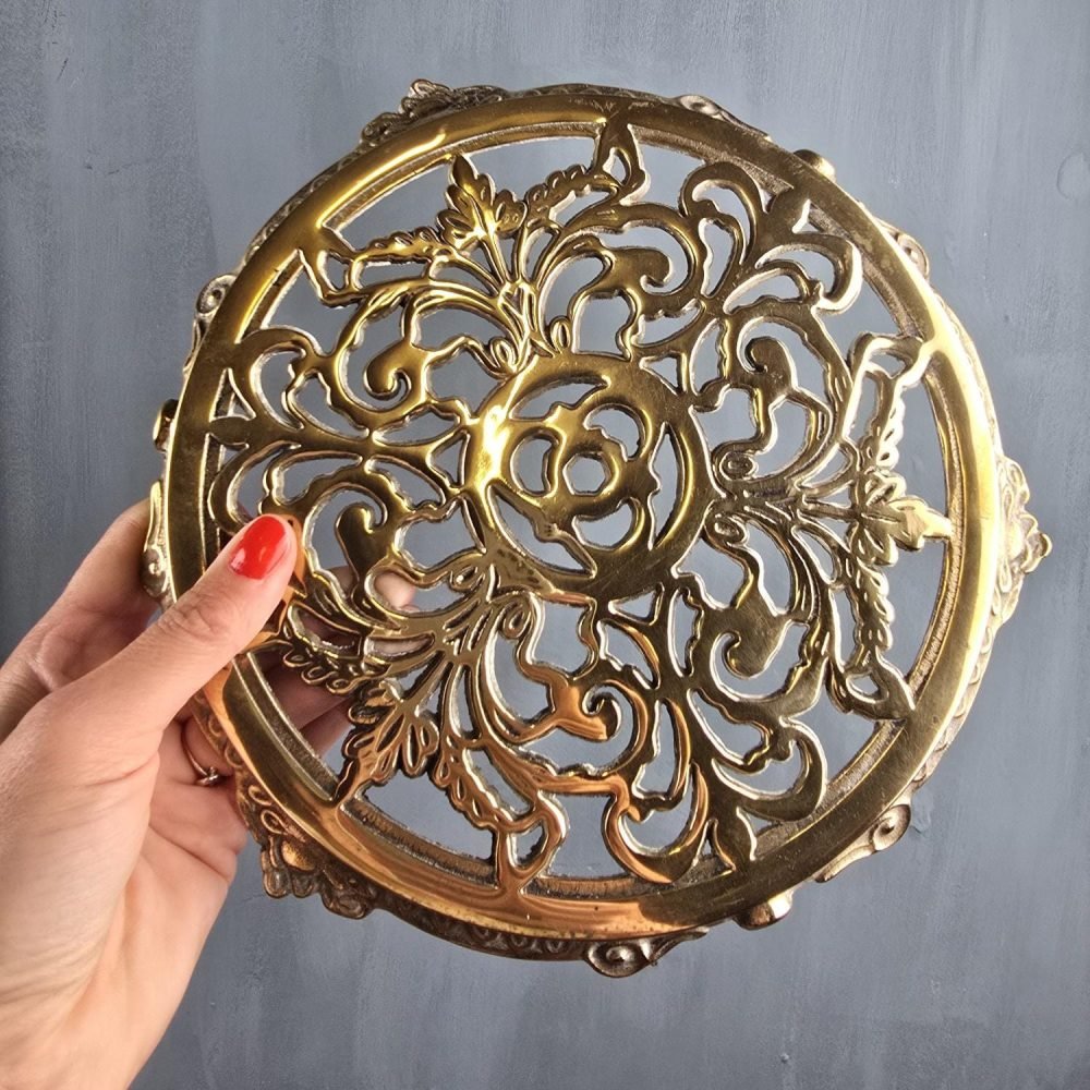 Autre vue du dessous de plat tenu en main, soulignant sa finesse et ses reflets dorés.