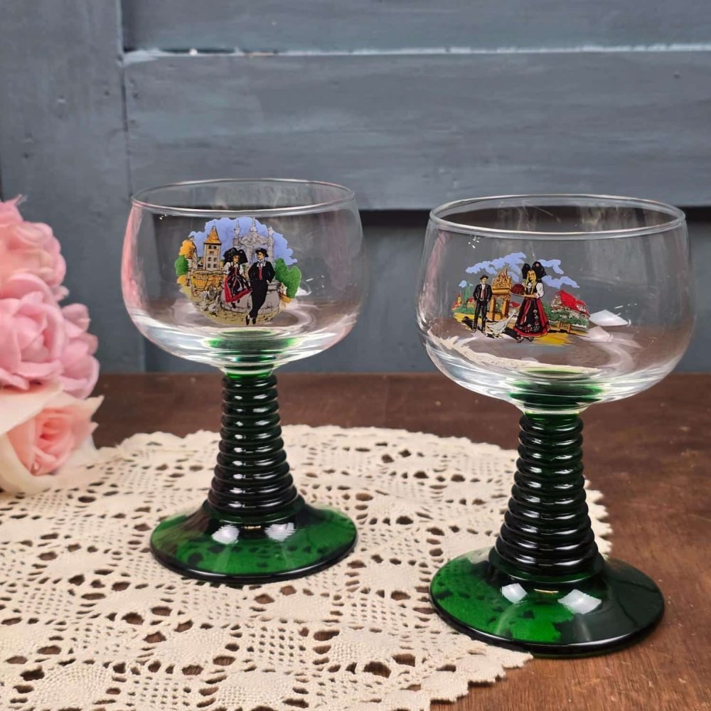 Duo de verres vintage Luminarc avec deux illustrations alsaciennes différentes
