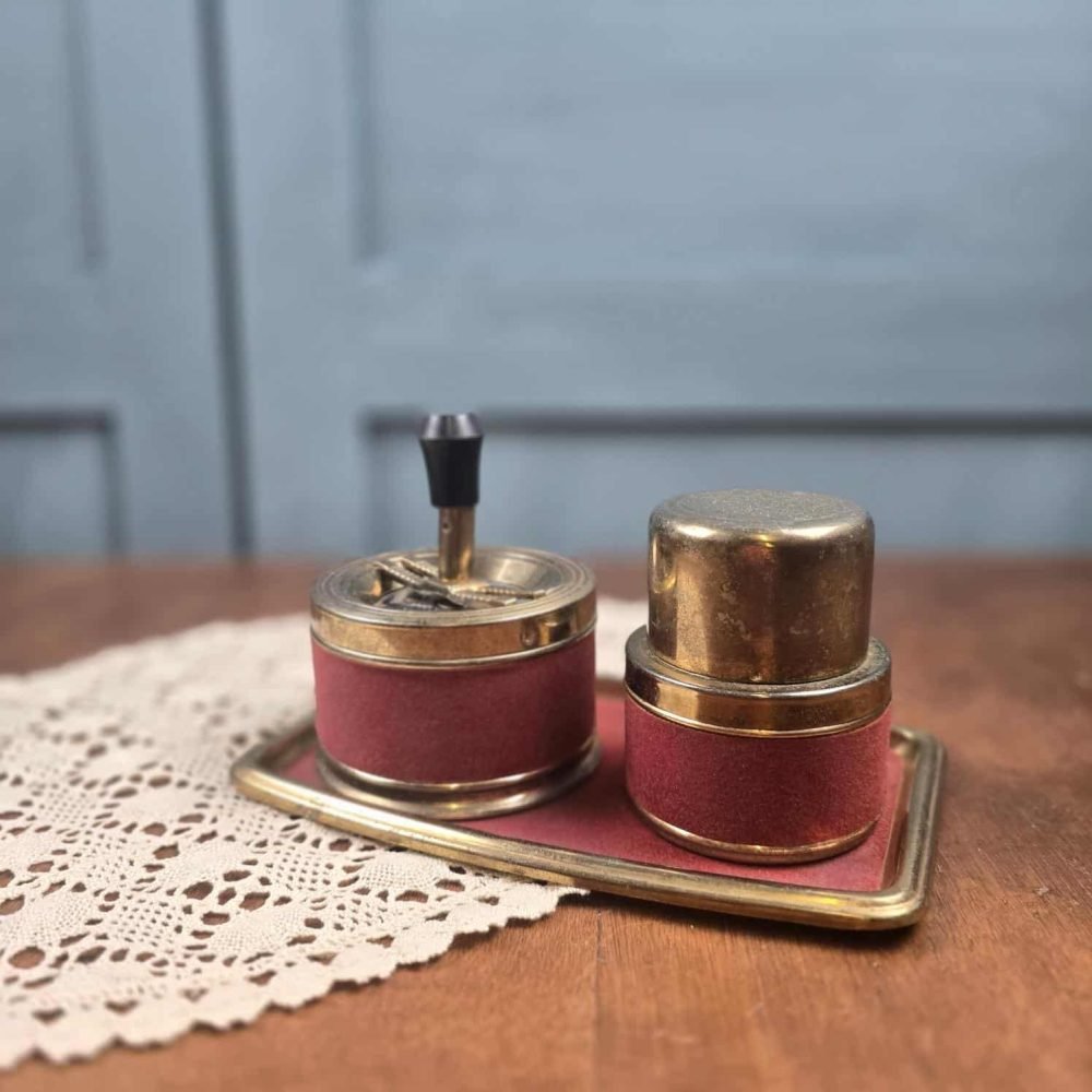 Ensemble fumeur vintage feutrine rouge & métal doré – Plateau, cendrier et pot sur table en bois et napperon