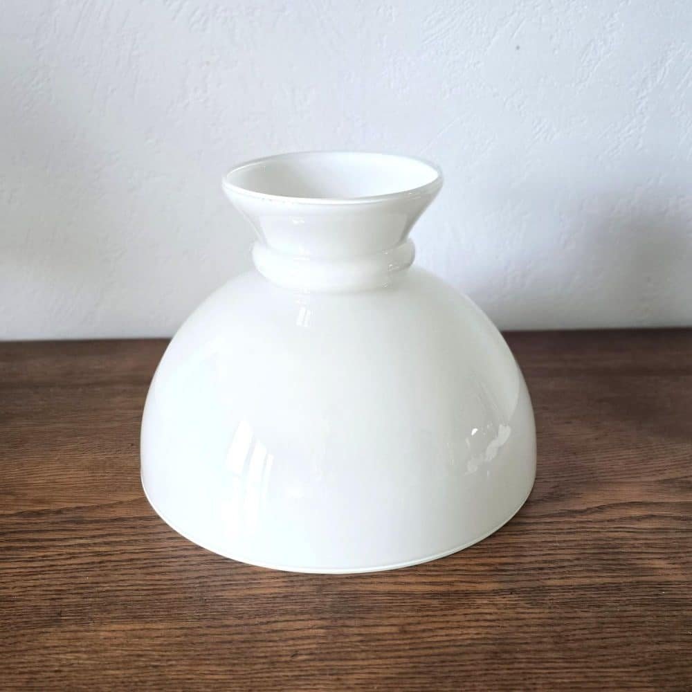 Globe en opaline blanche vintage, vue principale, en parfait état, diamètre 29 cm.