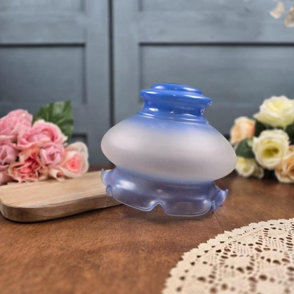 Globe abat-jour bleu givré en situation déco – ambiance douce et rétro