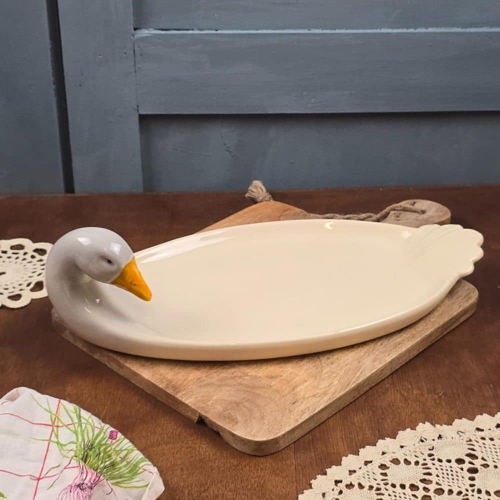 Grand plat à foie gras canard en céramique émaillée, ton crème et gris bleuté.