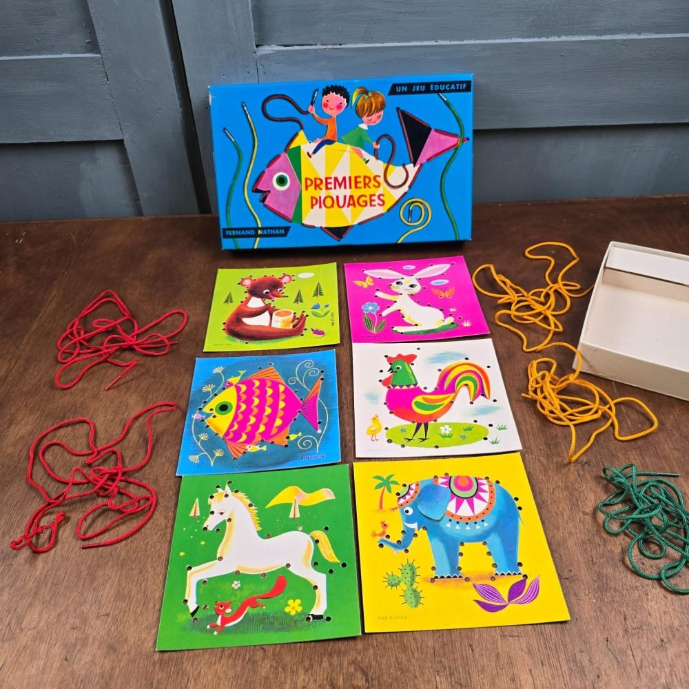 Jeu éducatif vintage Premiers Piquages Fernand Nathan, complet ouvert sur table en bois