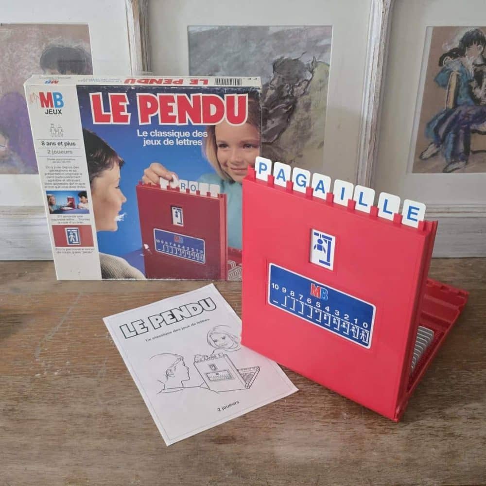 Jeu du Pendu MB Jeux avec lettres disposées et boîte visible derrière.