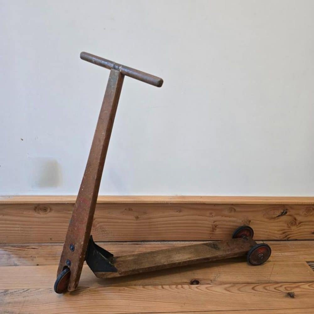 Trottinette ancienne en bois Steiff, jouet vintage des années 1950, guidon métal, patine d’origine.