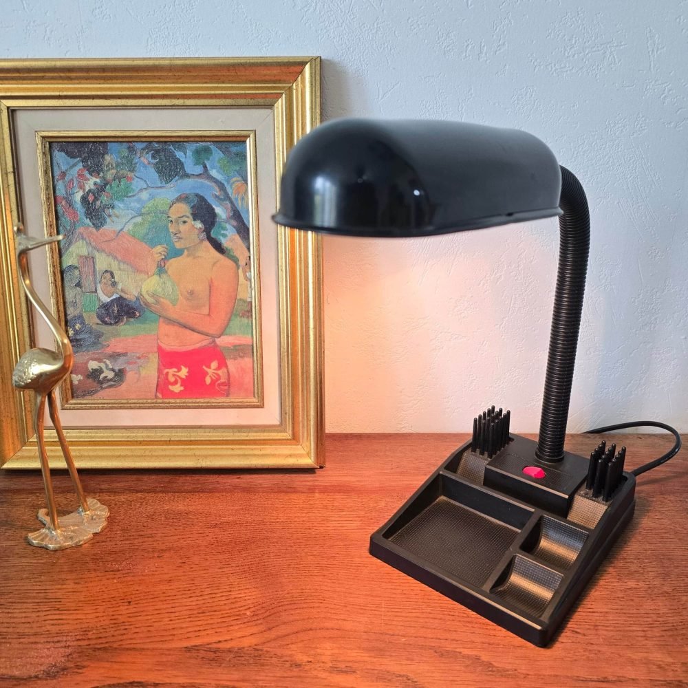 Lampe de bureau vintage Brilliant, socle organiseur intégré, allumée ambiance vintage