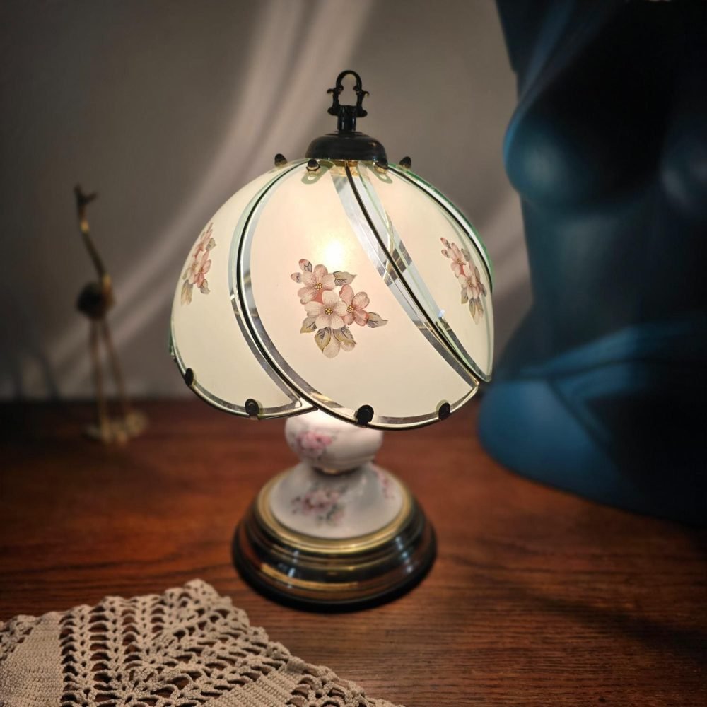lampe allumée lumière douce abat-jour verre
