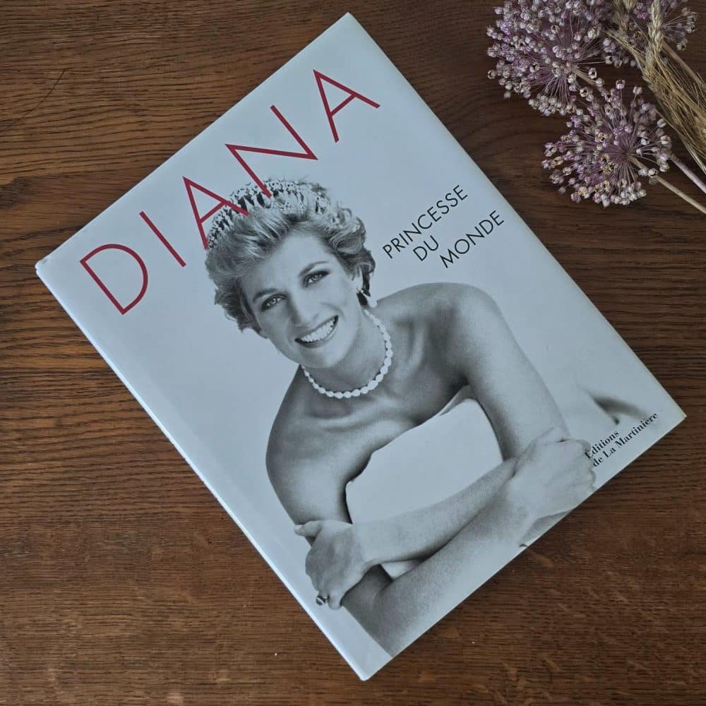 Couverture du livre Diana, Princesse du Monde avec portrait de Lady Diana en noir et blanc.