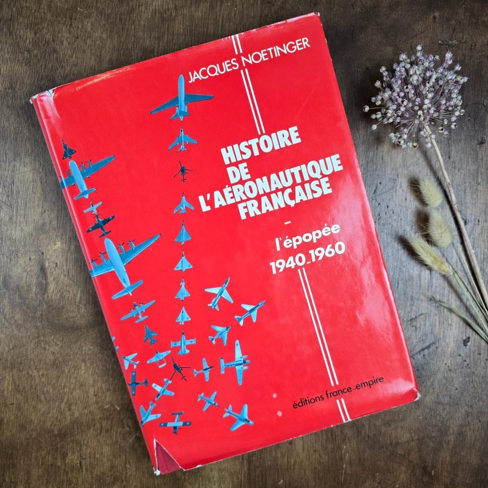 Histoire de l’aéronautique française 1940-1960, vue de face sur table en bois