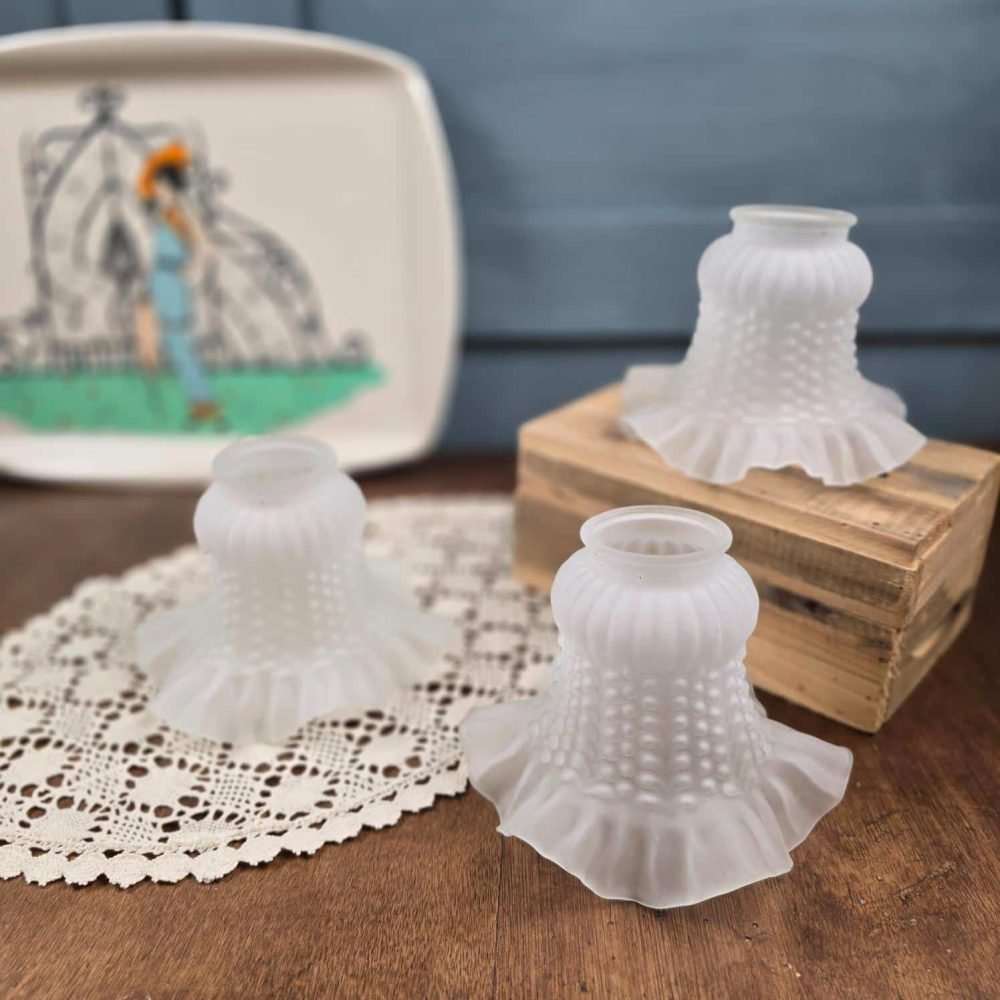 Lot de 3 tulipes anciennes en verre satiné pour luminaire – Décor perlé et plissé, ambiance vintage, fond flouté