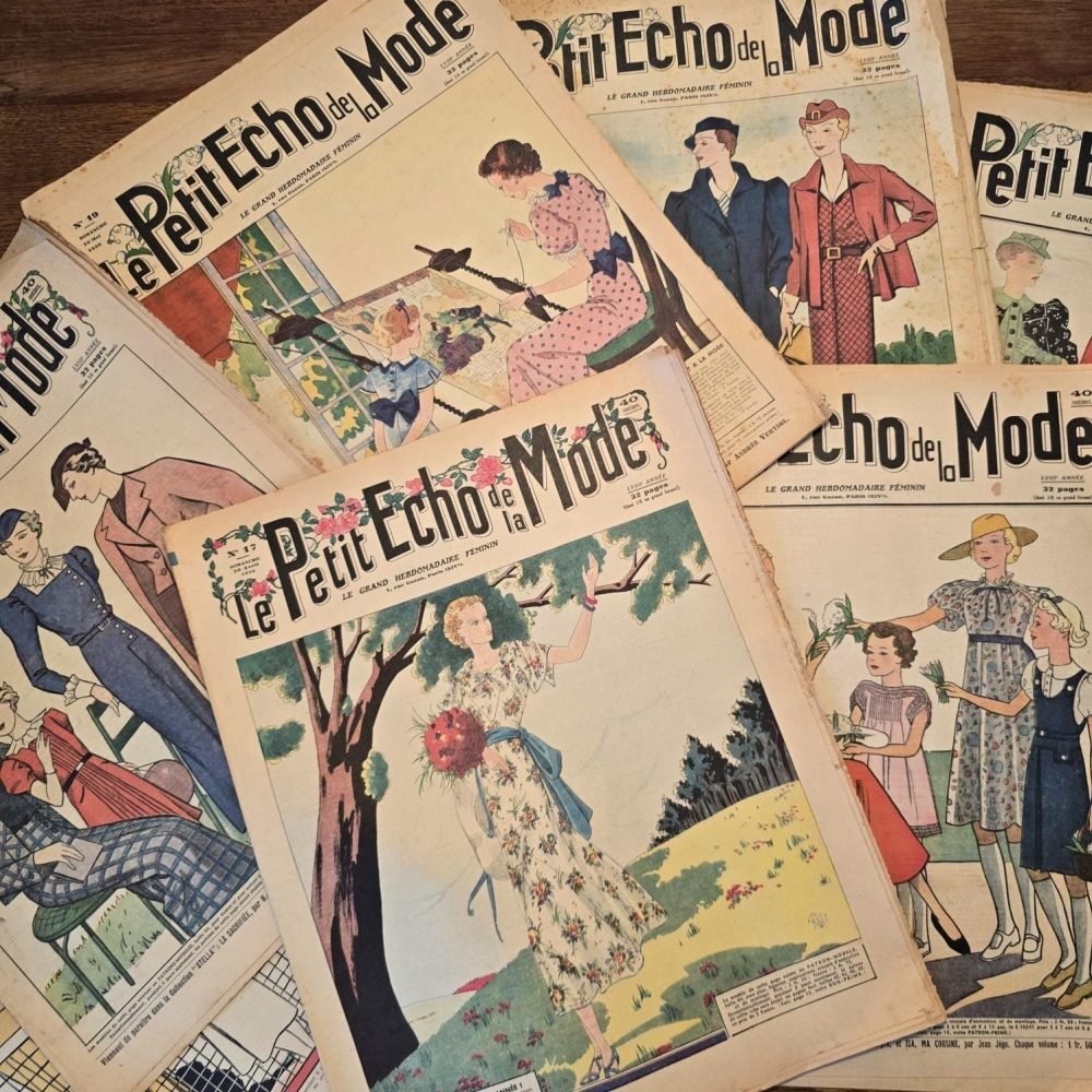 Lot de 30 « Le Petit Écho de la Mode », 1936 sur table en bois, vue de dessus