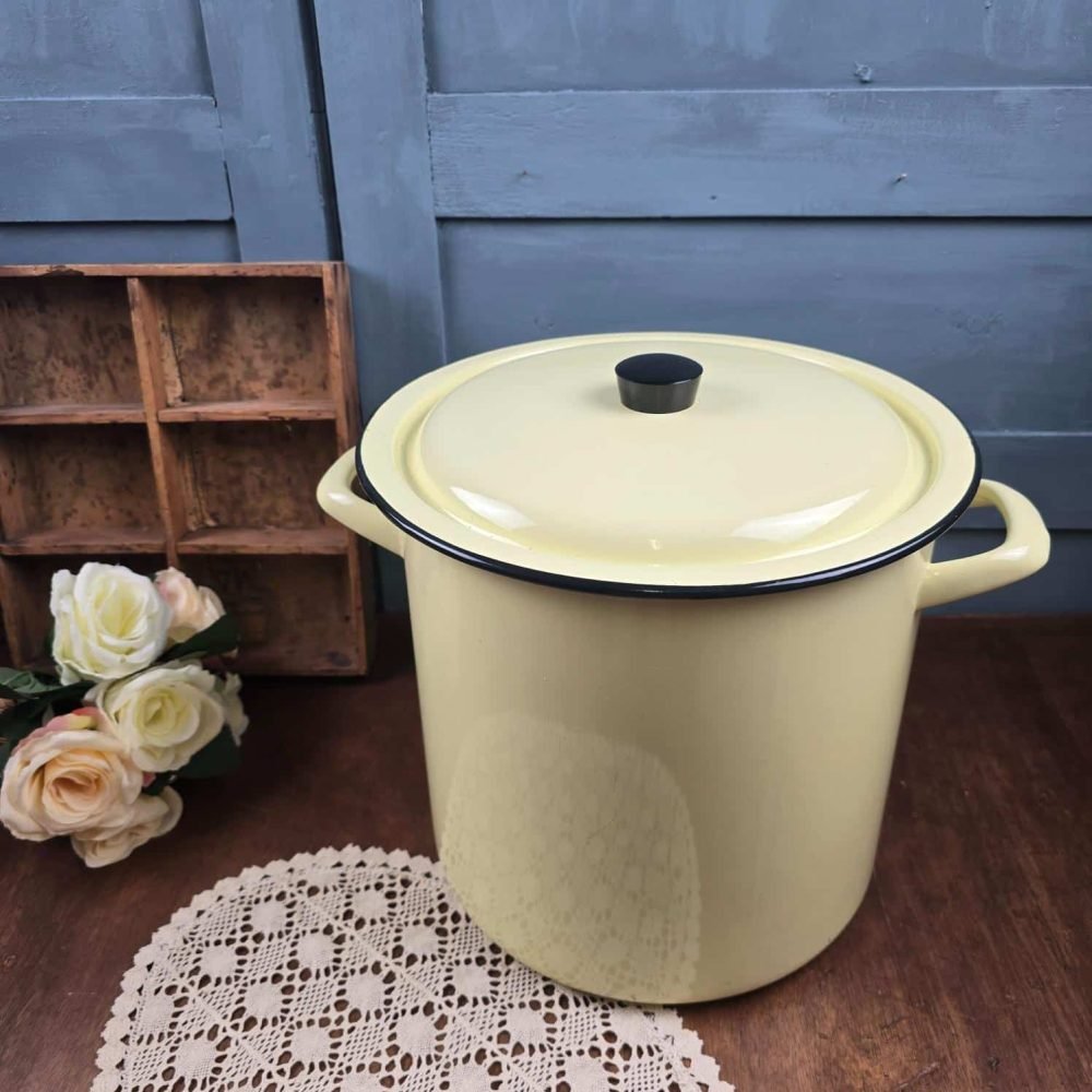 Grande marmite vintage émaillée jaune pastel, ambiance vintage